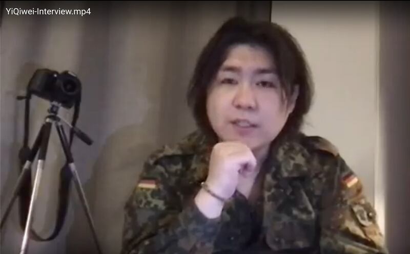 华裔青年伊启威接受自由亚洲电台采访(视频截图)