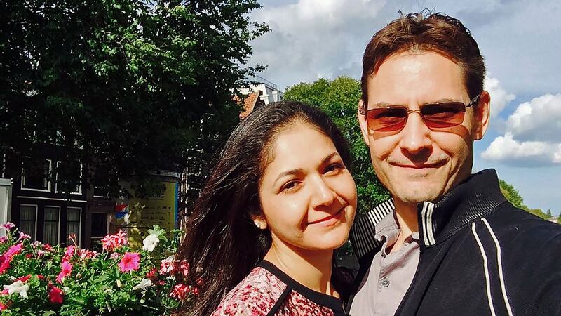 资料图片:康明凯与妻子维纳·纳吉布拉。(法新社)