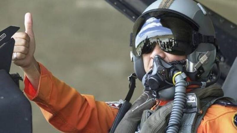 美国总统特朗普8月18日批准售台66架F-16V型战机。图为台湾飞行员即将登上F-16战机的画面。(Patrick Lin/AFP via Getty Images)