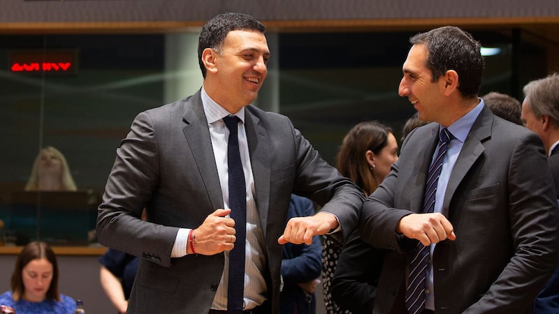 2020年3月6日,在比利时布鲁塞尔的一次讨论新冠疫情的会议上,希腊卫生部长Vassilis Kikilias(左)与塞浦路斯卫生部长Constantinos Ioannou用撞肘的方式打招呼。(美联社)