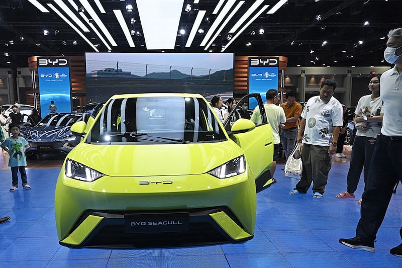 比亚迪的 Seagull 是一款较小的电动汽车,图为该款汽车3月27日在泰国曼谷的车展中亮相。(法新社图片)