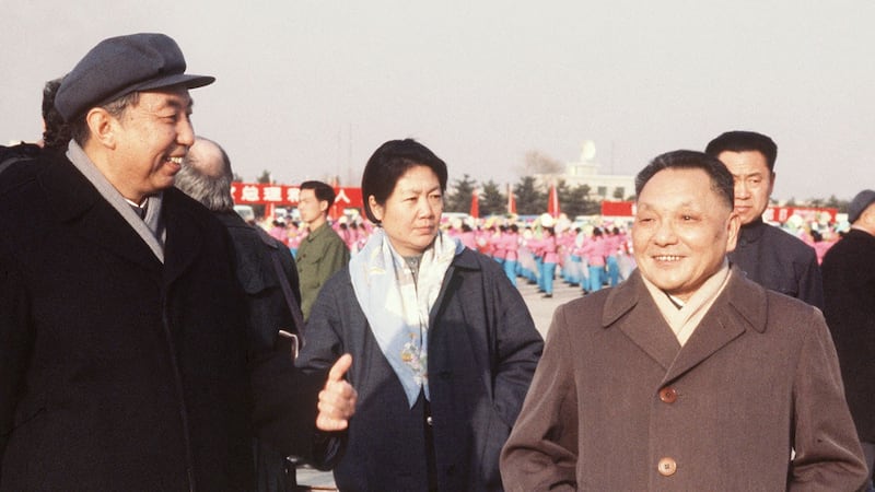 1978年1月19日,中国领导人华国锋(左)和邓小平,在北京机场等候法国总理雷蒙·巴尔的飞机。(AFP)