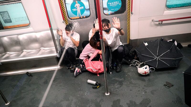 2019年8月31日,香港太子地铁站的一列火车内警方向市民施放胡椒喷剂。(美联社)