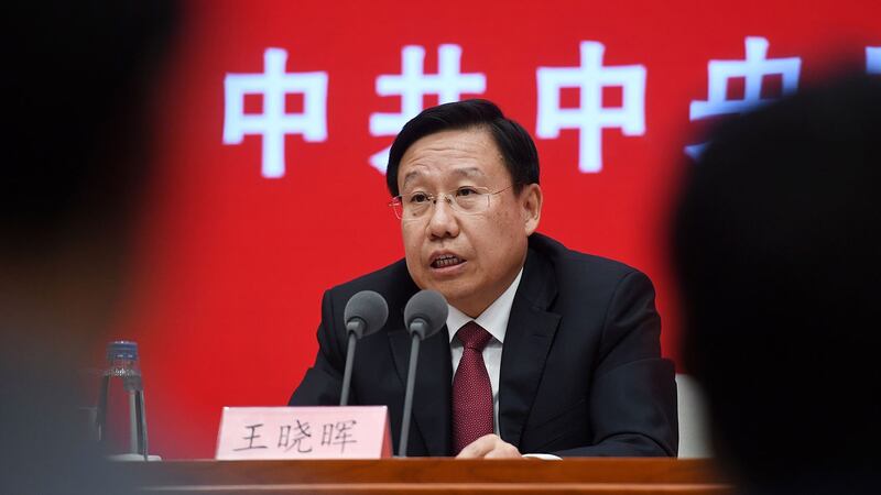 2019年11月1日,中共十九届四中全会新闻发布会,中共宣传部常务副部长王晓晖在记者会上发言。(法新社)