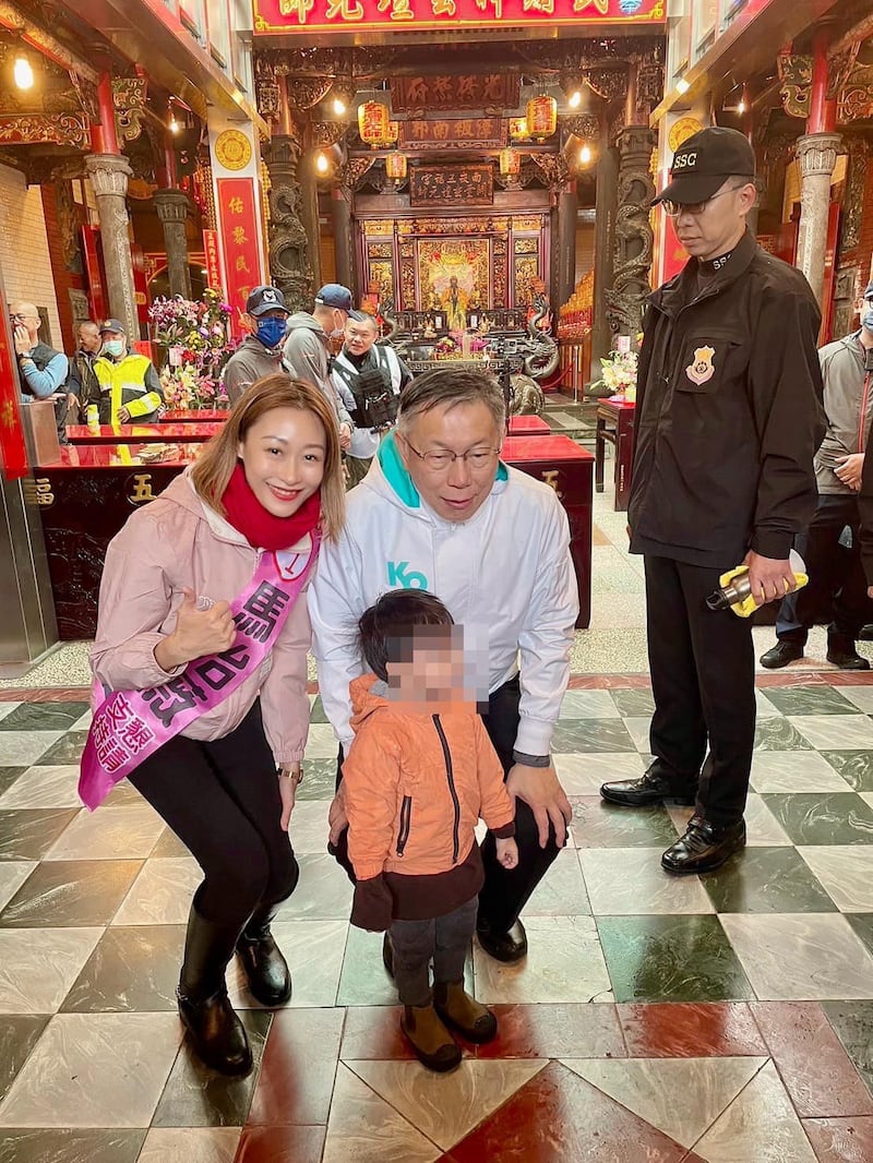 具有台湾民众党籍但以无党籍参选立委的马治薇涉及收受中国资助百万虚拟货币,遭检调收押禁见,民众党将其除籍。图为民众党主席柯文哲1月3日帮马治薇站台。(马治薇脸书)