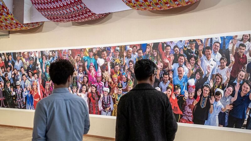 2021年3月24日,中国摄影家协会在北京举办以新疆地区拍摄的图像为主题的摄影作品展。 (法新社)