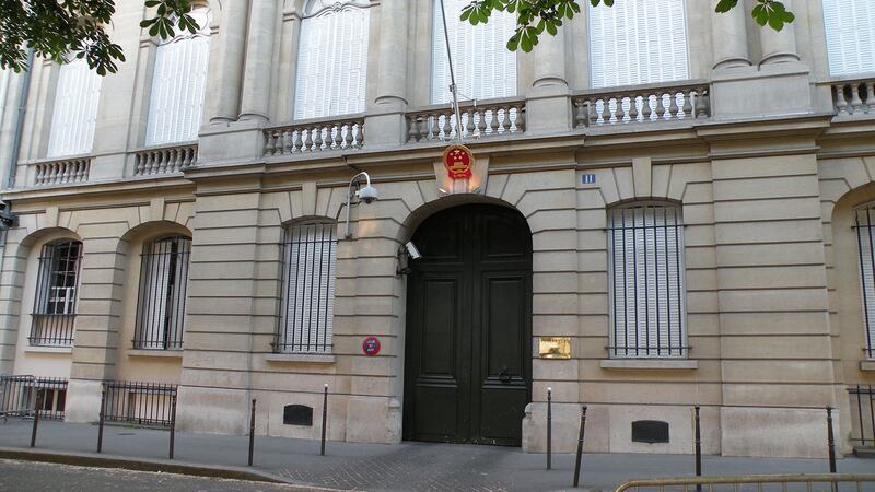 法国媒体针对中国大使馆推文的报导多指出,推特是一个在中国被封锁的社群网络,中国还以大批网军在推特上传播了许多假消息,谣言和对武汉肺炎的不实操纵。图为中国驻法国大使馆。(图源:维基百科)