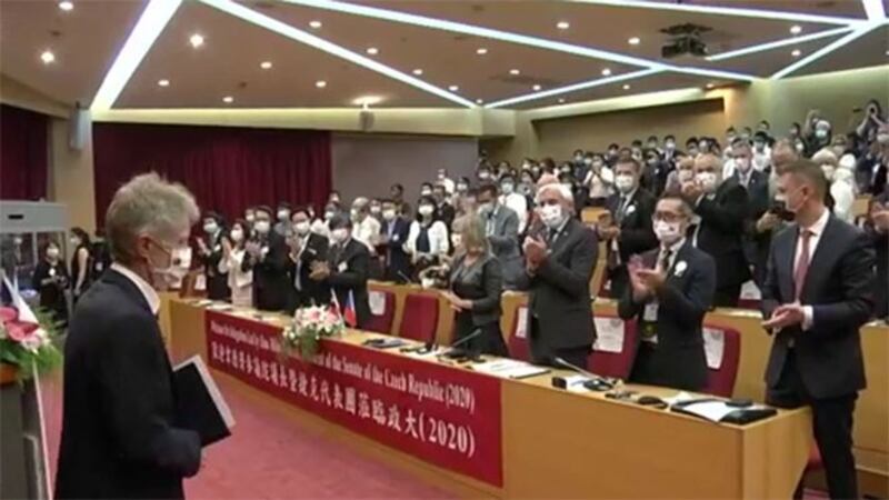 维特齐在政大演讲后,全场起立鼓掌。(政大提供)