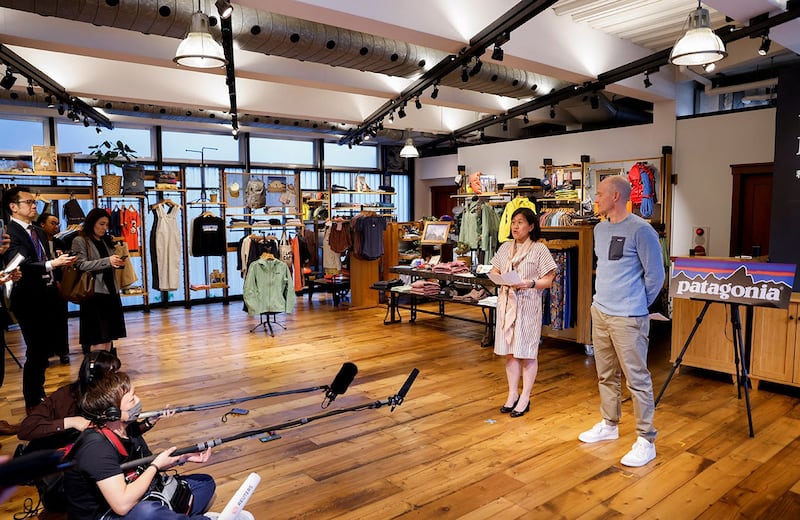 2023年4月19日,戴琪参观美国户外设备及服装零售商Patagonia一家东京门市。(路透社)