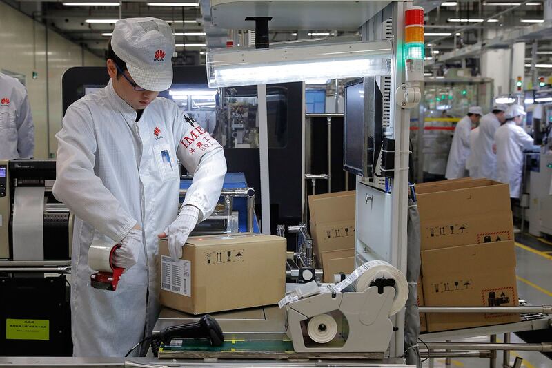 资料图片:2019年3月6日,工作人员在东莞华为生产基地生产线上工作。(美联社)