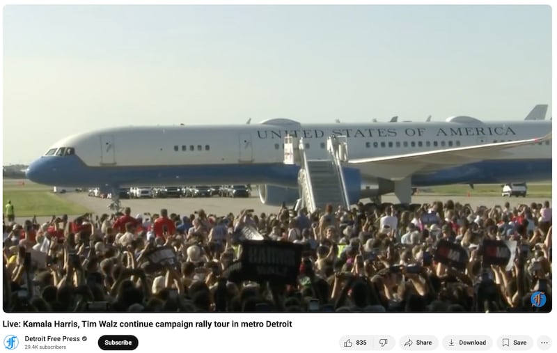多家美国新闻媒体拍摄的画面显示，哈里斯飞机抵达底特律造势活动现场时，有许多支持民众。（《底特律自由新闻》Youtube账号截图）