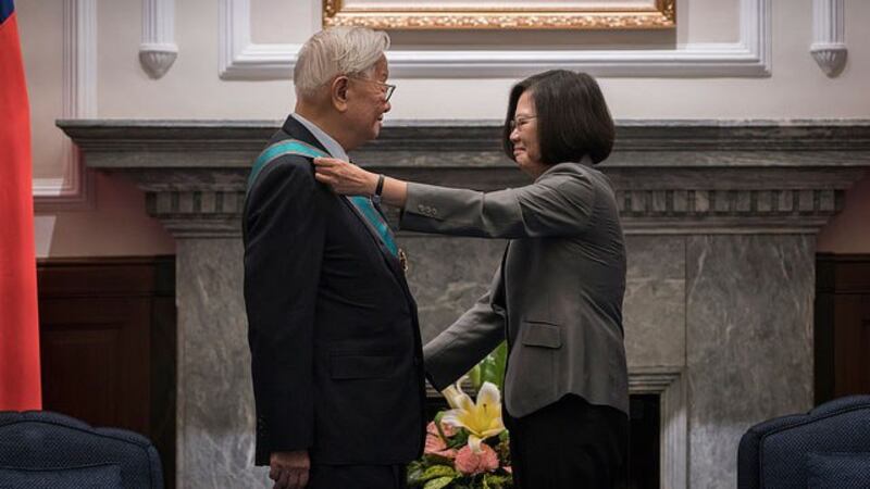 蔡英文总统2018年9月14日颁授台湾积体电路制造股份有限公司创办人张忠谋先生“一等卿云勋章”。(总统府提供)