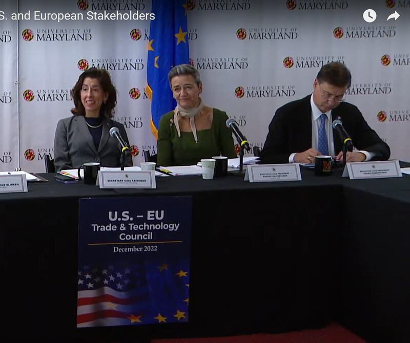 美国商务部长雷蒙多(Gina Raimondo)(左)在会议中说,美国已经针对强化供应链做出行动,包括通过《芯片法》等,以及对于中国进行出口管制,但是除了"防御"之外,如何与欧盟合作"进攻"也十分重要。(视频截图)