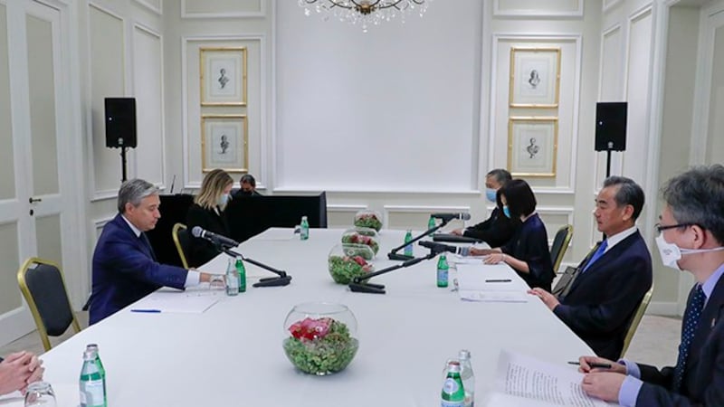 加拿大外长商鹏飞和中国外长王毅在罗马会面 (路透社)