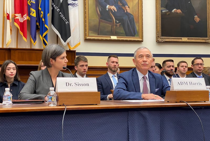 美国前太平洋司令部司令、海军上将哈里斯(Harry B. Harris Jr.)与美国布鲁金斯学会(Brookings Institution)外交政策研究员西森(Melanie W. Sisson)与会提供证词。(记者凯迪拍摄)