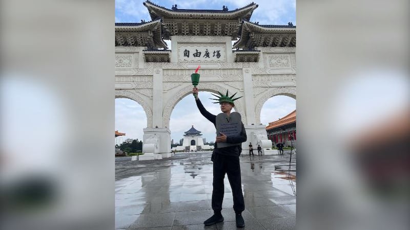 黄国才化身 “自由男神”和手持五大诉求的标语,重塑5年前在香港参与反送中运动的造型,希望各界关注民主自由价值。(陈子非摄)