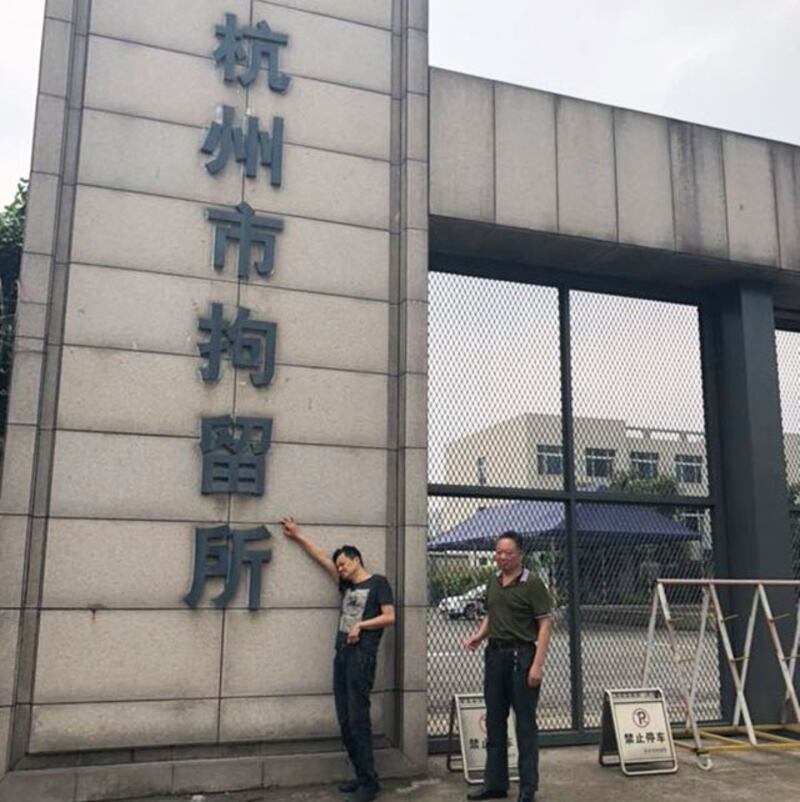 资料图片：2018年5月2日，浙江维权人士徐光（左）被拘押逾一周后，离开杭州市看守所。（徐光独家提供）