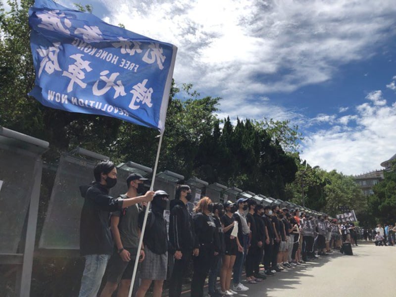 台湾文化大学港生以拉起人链吊十一国殇。（记者夏小华摄）