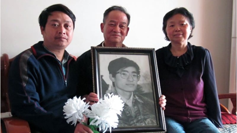 八九一代,成都民主人士陈云飞,多年来一直探望在“六四屠杀”中遇难的人大学生吴国锋的父母。图为陈云飞(左)与吴国锋的父母吴定富和和宋秀玲。(2010年5月,艾晓明提供)