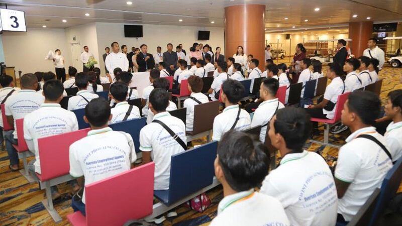 ပြည်ပနိုင်ငံများသို့ သွားရောက်အလုပ် လုပ်ကိုင်မည့် မြန်မာရွှေ့ပြောင်းအလုပ်သမားများအား ၂၀၂၄ ခုနှစ် ဧပြီလ ၃၀ ရက်နေ့က တွေ့ရစဉ်။ (အလုပ်သမား သံအရာရှိရုံး ဓာတ်ပုံ)