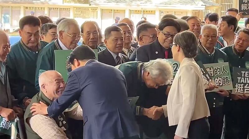 民进党籍总统、副总统候选人赖清德、萧美琴21日完成2024总统大选登记参选,与现场支持者呼口号。(记者李宗翰摄)