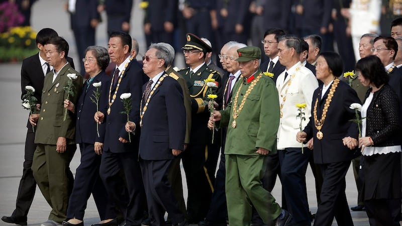 2019年9月29日,一些获奖代表向中国人民英雄纪念碑致敬。(美联社)