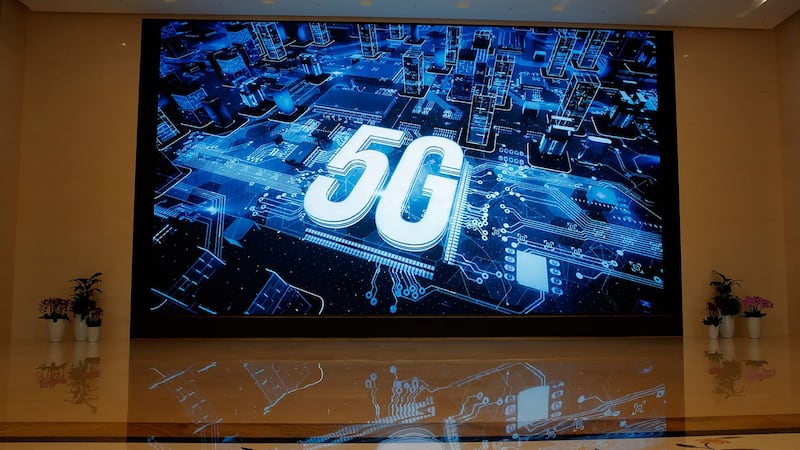 2019年3月6日,深圳市华为展厅外的屏幕上显示5G标识。(美联社)