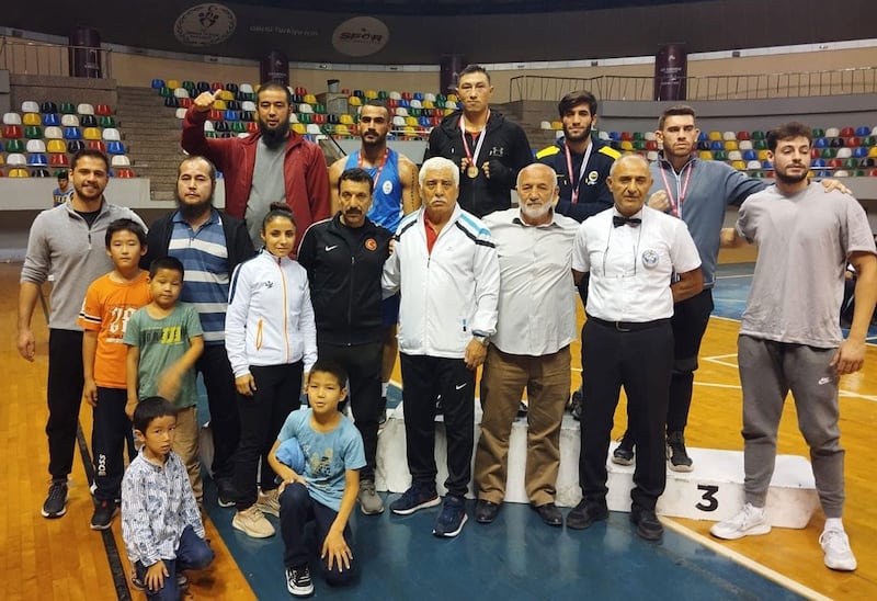 ئۇيغۇر بوكس ماھىرى فارۇق تۇردان(ئارقا رەت ئوتتۇرىدا) ئىستانبۇلدا ئۆتكۈزۈلگەن بوكس مۇسابىقىسىدە 80 كىلوگراملىقلار بويىچە ئىستانبۇل چېمپىيونى بولدى. 2023-يىلى 14-ئۆكتەبىر، ئىستانبۇل، تۈركىيە.