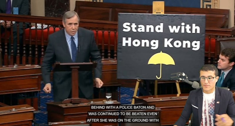 2019年11月19日,在参议院全院无异议通过《香港人权与民主法案》之际,俄勒冈州民主党联邦参议员默克里(Jeff Merkley)在院会发表演说。(推特图片/Josh Hawley@HawleyMO)