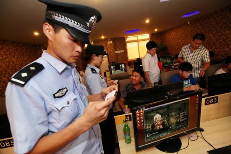 中国警察在山东枣庄的一家网吧内巡逻检查 (法新社资料图片)