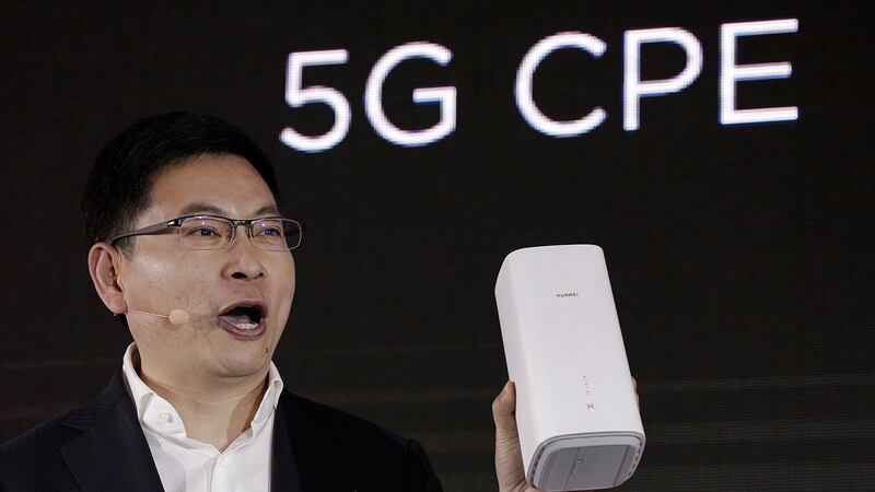 华为的工作人员于2019年1月24日在展示他们的5G产品。(美联社)