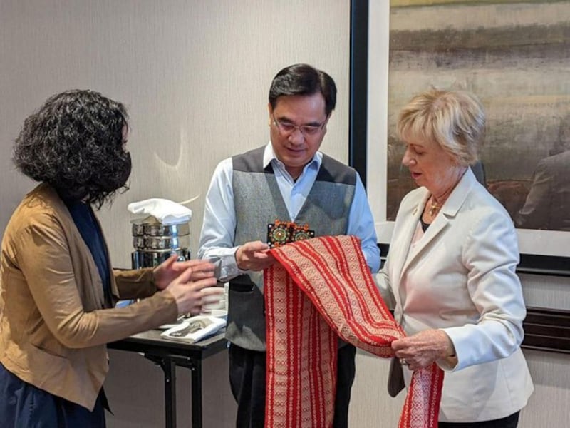 加拿大众议院国际贸易委员会主席史葛洛7月在社群媒体上贴出,与原民会主委夷将·拔路儿会面的影像。(Judy Sgro脸书)