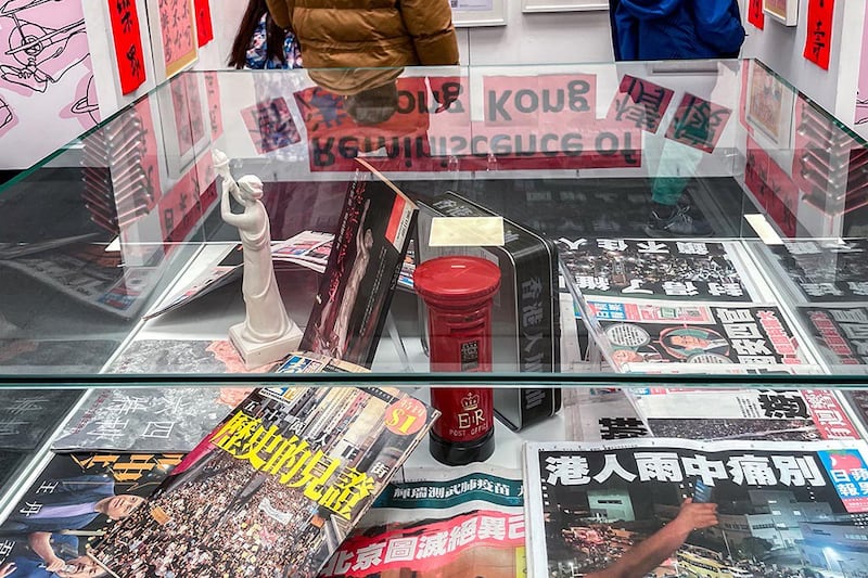 2023年1月22日,萨顿市政府举办农历春节庆祝活动,英方不希望摆置具有政治标语的展品,协办的港人团体争取踩线,最后于现场摆置报导香港民主运动的报纸与杂志。(摄影/洪雅芳)