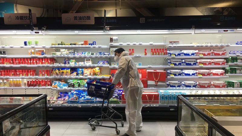 2020年2月11日,湖北省武汉市爆发新型冠状病毒后,一位市民在一家超市购物。(路透社)