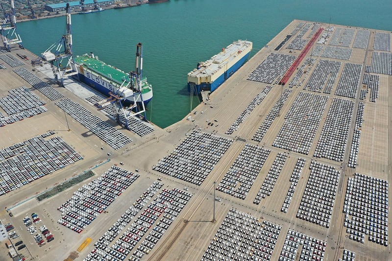 2023年5月3日,中国山东烟台港的鸟瞰图显示出等待出口的中国车辆。(路透社)