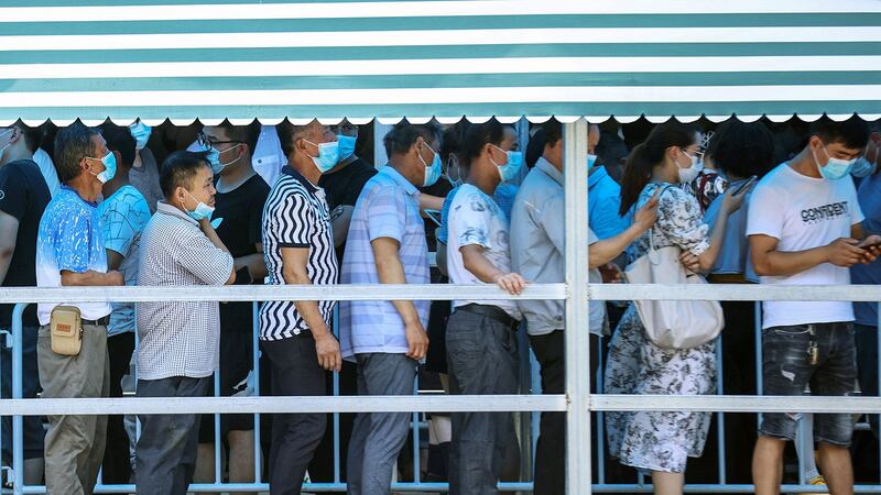 南京市政府要求全市930万人接受核酸检查,民众争相排队。(法新社)