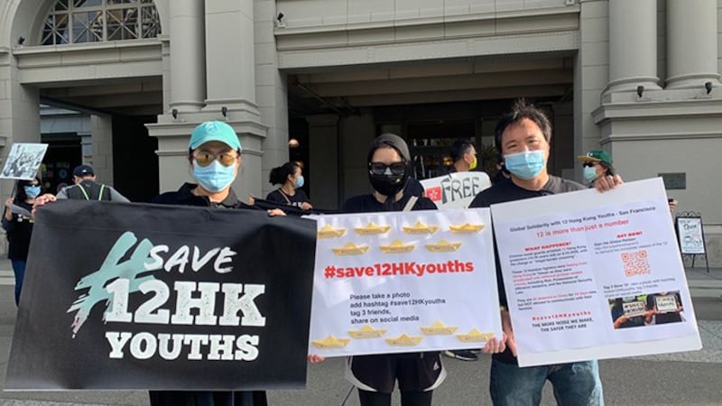 2020年10月23日上午，示威者手持写有十二名被捕港人姓名、粘有纸船的纸板进行抗议。（孙诚拍摄）