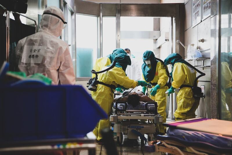 高雄义大医院医护人员协力进行医疗作业。(国防部提供)