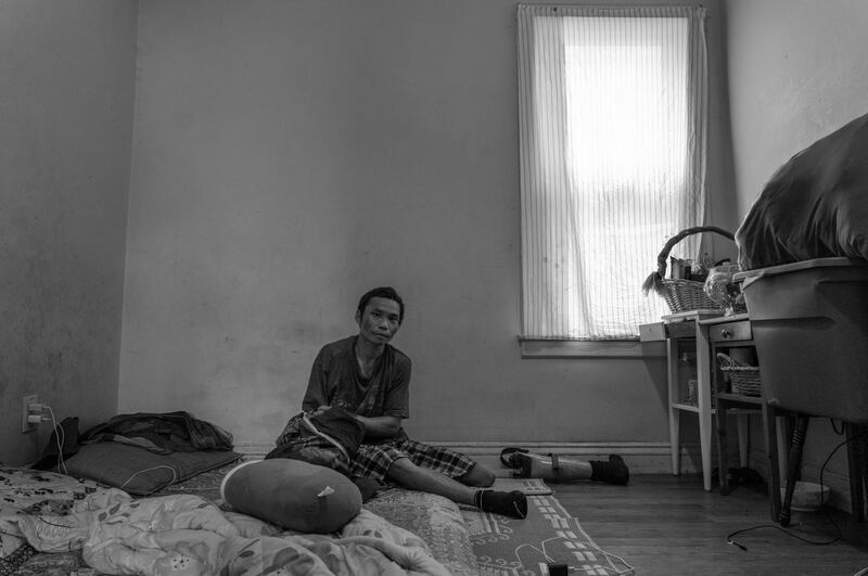 ၂ဝ၂၄ ခုနှစ် ဩဂုတ်လ ၁၈ ရက်နေ့က နယူးယောက်ပြည်နယ် ယူတီကာမြို့နေအိမ်တွင် ခြေတုတပ်ရန်ပြင်ဆင်နေသည့် မောင်ညမွှေး၏ဖခင်ဖြစ်သူ စောကာလီဝမ်။ (Photo: Gemunu Amarasinghe/ RFA)