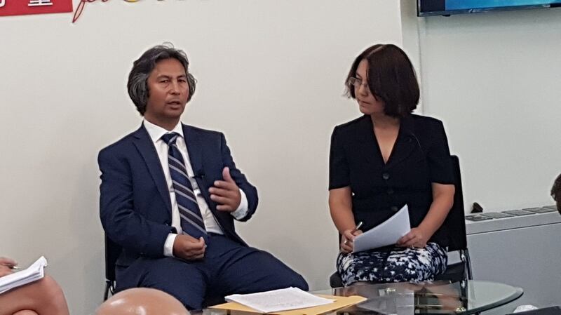 前新疆劳改营受害者哈穆特(左)讲述他的三年遭遇。(记者家傲摄)