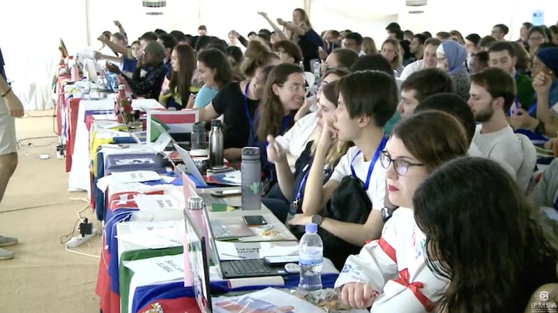 日前在卢安达召开的世界医学生联盟会长选举实况。(世界医学生联盟直播网站截图)