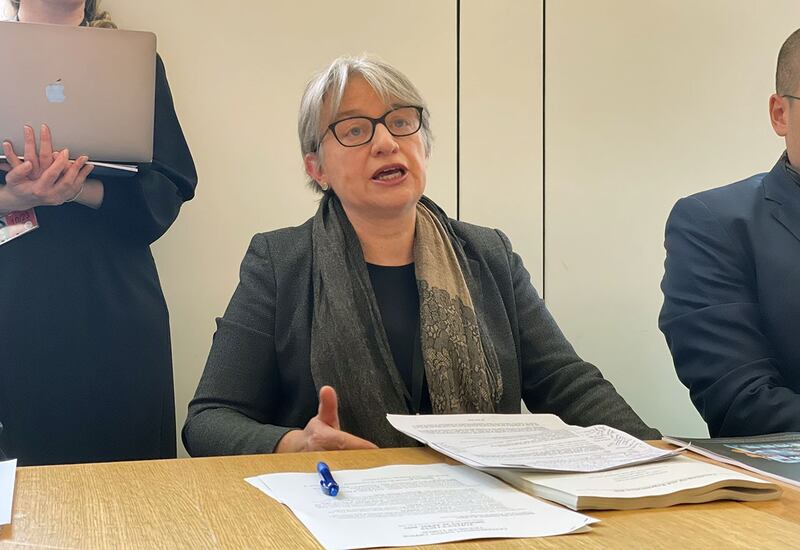 上议员本内特(Natalie Bennett)向黎智英父子表达支持。 (吕熙摄)