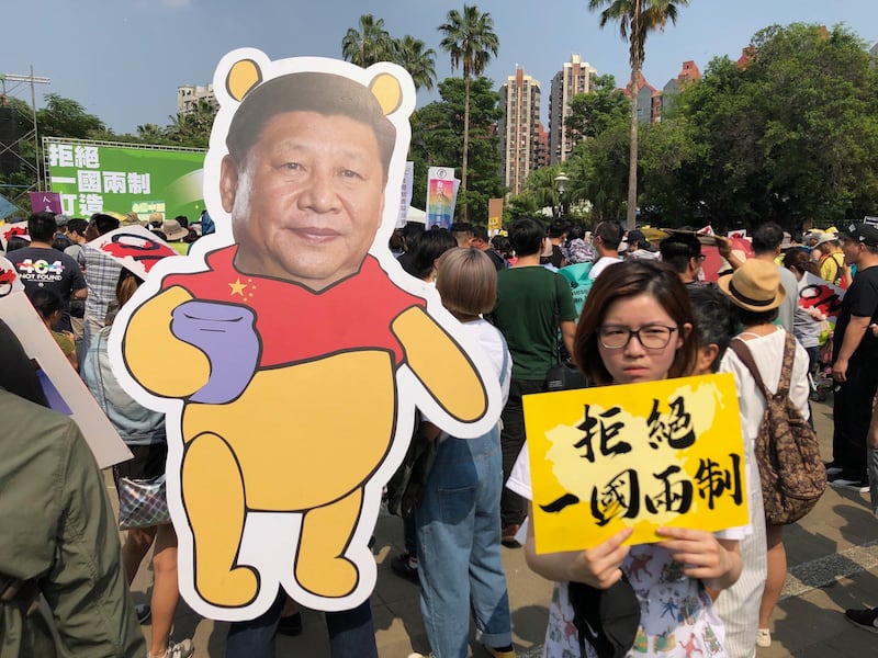 高雄游行出现“习维尼”、嘲讽中国大陆领导人习近平的人形立牌。(记者夏小华摄)