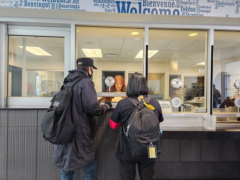 加拿大居民约翰(左)等几名来自中国和香港的民众向加拿大皇家骑警报案,约翰说他感受到警方开始重视中国渗透骚扰社区的问题了。 (记者柳飞拍摄)