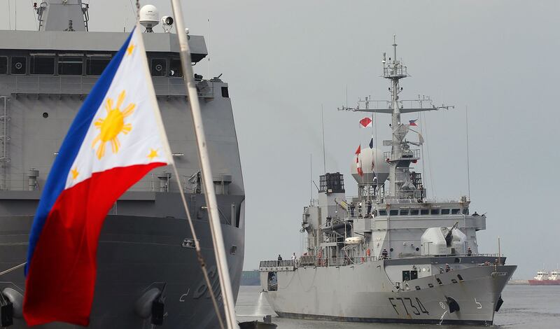 资料图片:2018年3月12日,法国军舰葡月号抵达菲律宾马尼拉港口,展开为期五天的友好访问。(美联社)