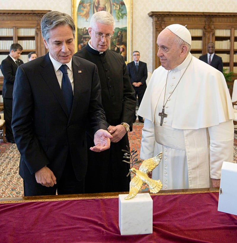 美国国务卿布林肯2021年6月28日在梵蒂冈将叼着橄榄枝的金色和平鸽雕塑送给教宗方济各(美联社)