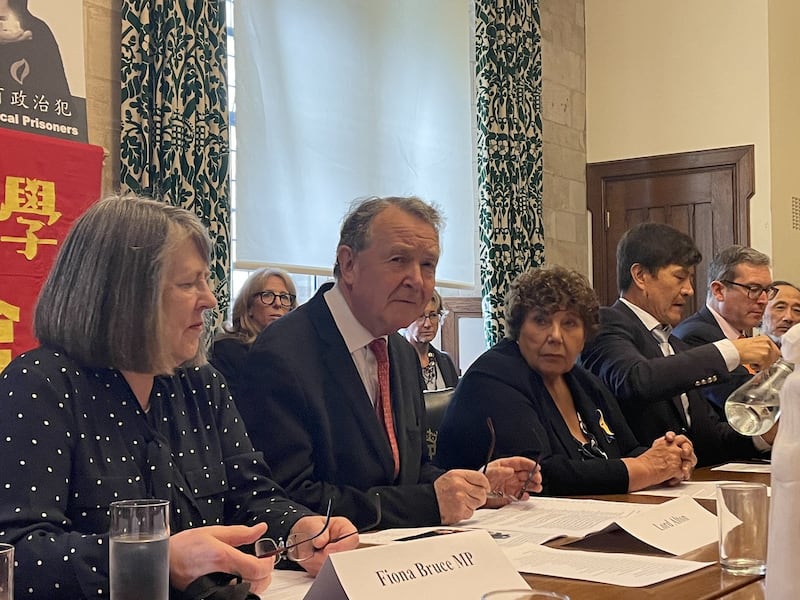 英国上议员奥尔顿(David Alton)表示,他会向英国政府施压,促请政府保护在英中、港学生的安全,让他们可以自由表达意见,而毋须隐姓埋名。。 (文在山摄)