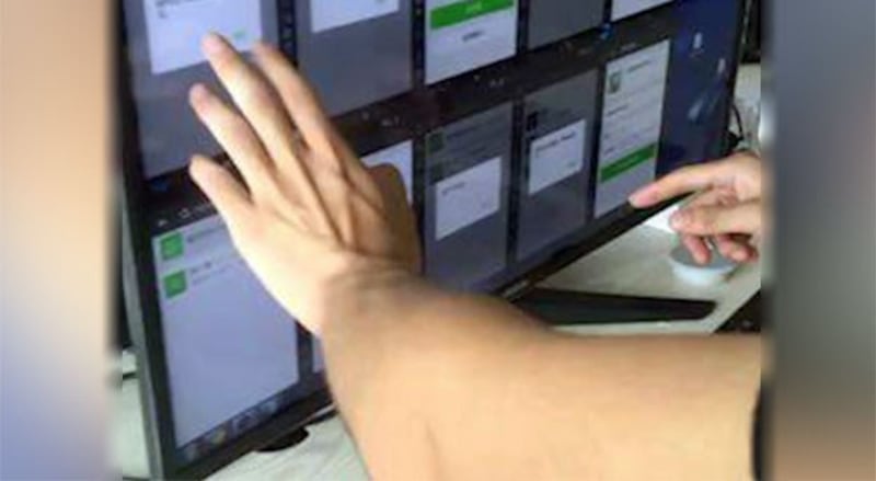 网络警察在监控大量微信群内的聊天内容。(媒体人提供/记者乔龙)