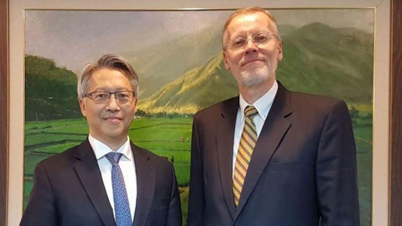 AIT公布AIT台北处长郦英杰18日赴中研院拜访中研院院长廖俊智的合照,突显美台积极交流合作。(美国在台协会脸书)