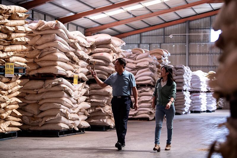 2019年9月23日,正在大午集团库房内巡视的中国民营企业家孙大午(左)。(法新社)